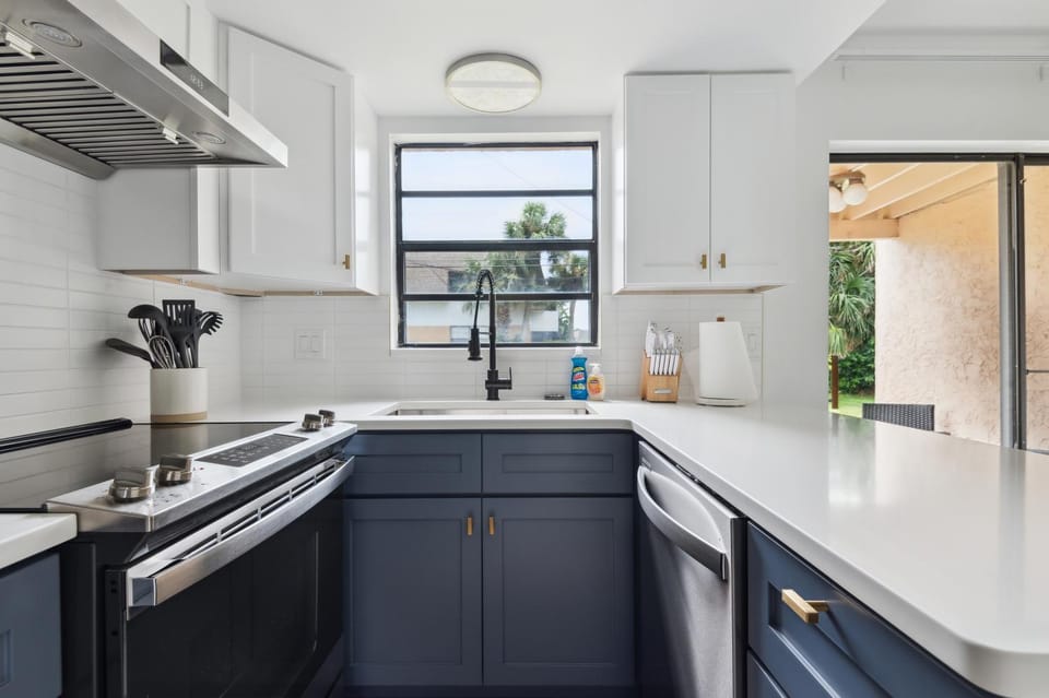 Kitchen or kitchenette, dishwasher, minibar, oven, pet friendly, stove, toaster