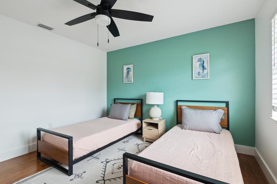 Bed, Photo of the whole room, Bedroom, fireplace