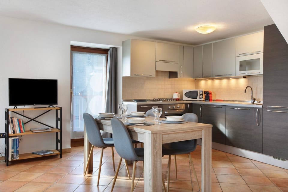 Property building, Kitchen or kitchenette, Living room