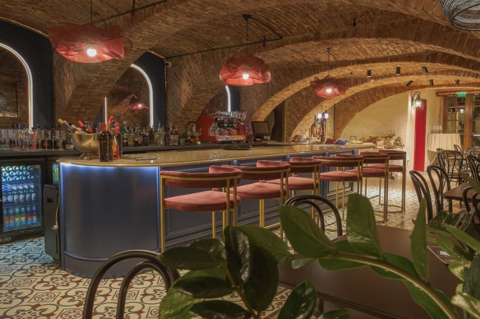 Restaurant/places to eat, Lounge or bar