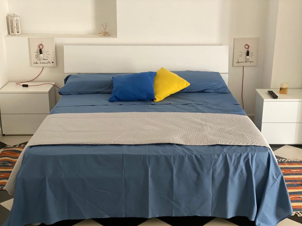 Photo of the whole room, Bedroom, hair dresser