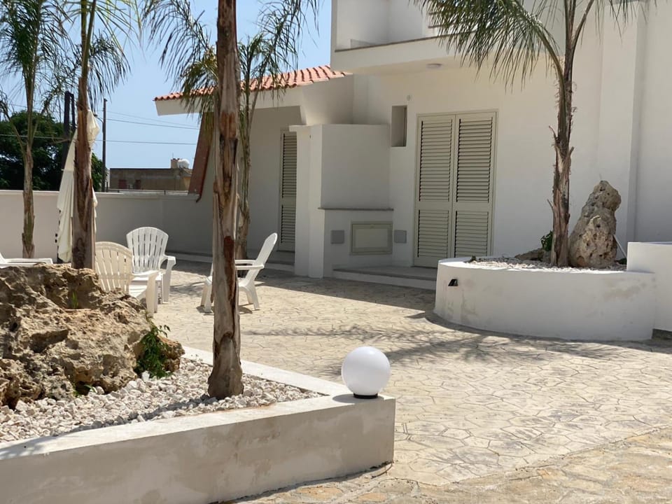 Property building, Patio, Day, Garden, Garden view