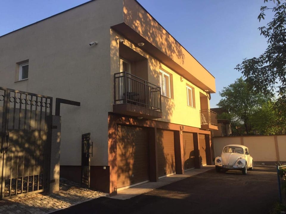 Property building, Neighbourhood, Parking