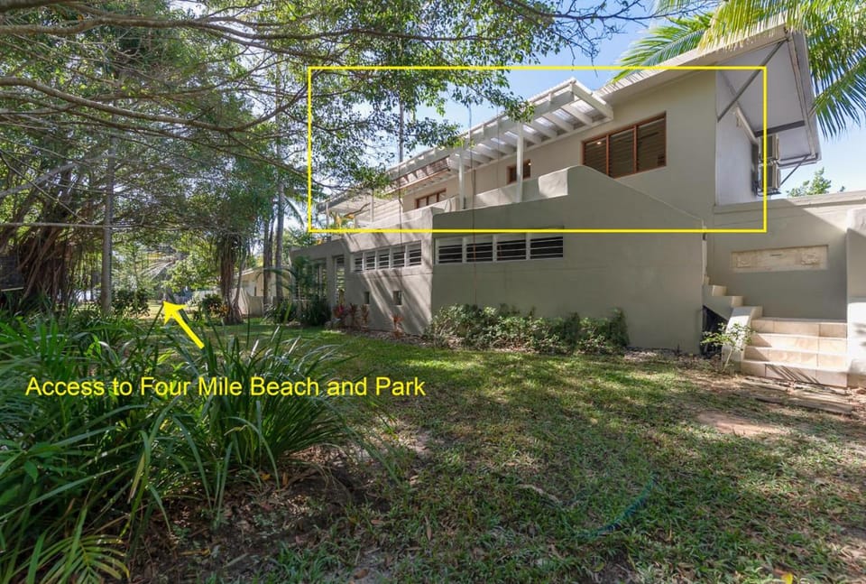 Beachside 5 with Ocean glimpses Apartment in Port Douglas