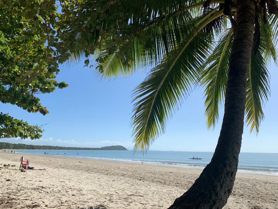 Beachside 5 with Ocean glimpses Apartment in Port Douglas
