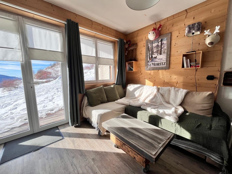 Natural landscape, Living room, Mountain view