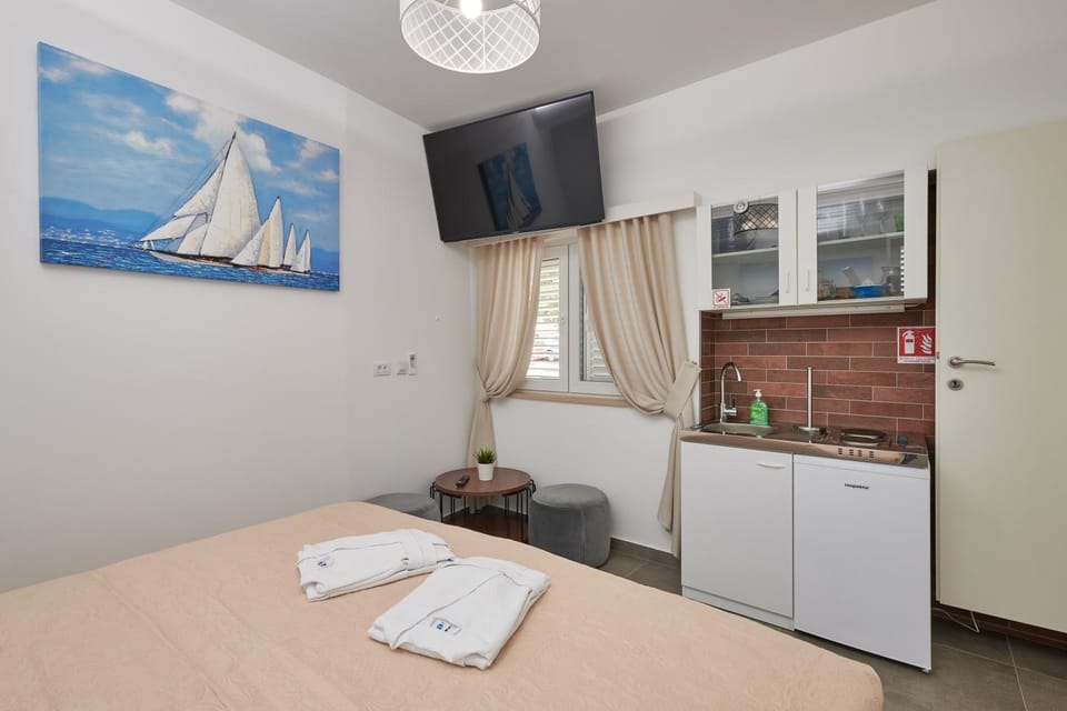 TV and multimedia, Kitchen or kitchenette, Photo of the whole room