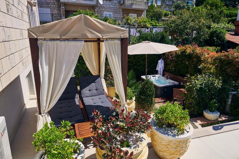 Garden, Hot Tub, Balcony/Terrace