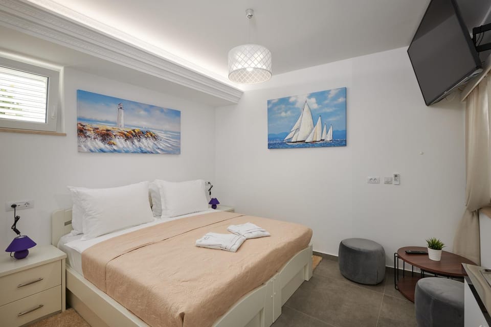 Bed, TV and multimedia, Bedroom