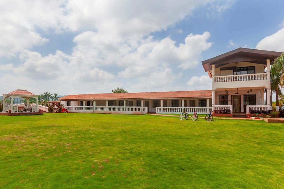 Property building, Facade/entrance, Garden