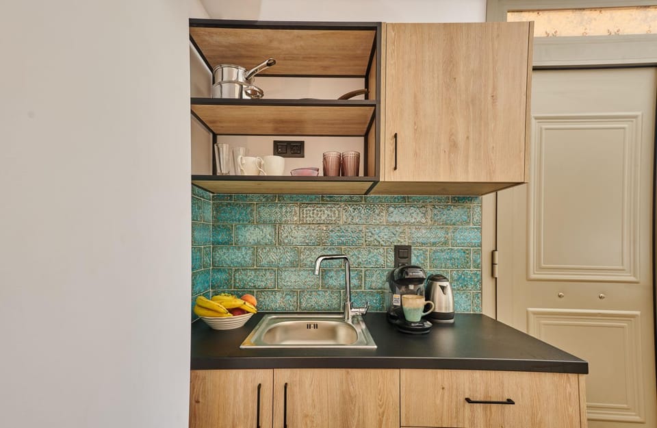 Coffee/tea facilities, Kitchen or kitchenette, stove