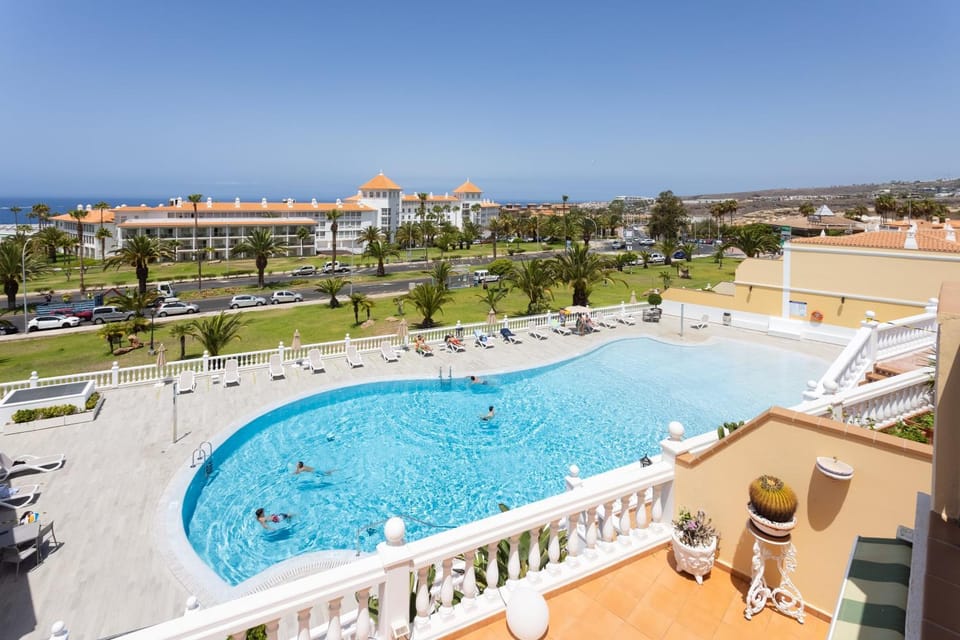 Balcony/Terrace, Pool view, Sea view, Swimming pool, sunbed