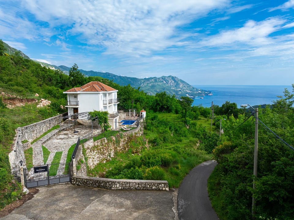 Property building, Nearby landmark, Day, Neighbourhood, Natural landscape, Bird's eye view, Mountain view, Sea view