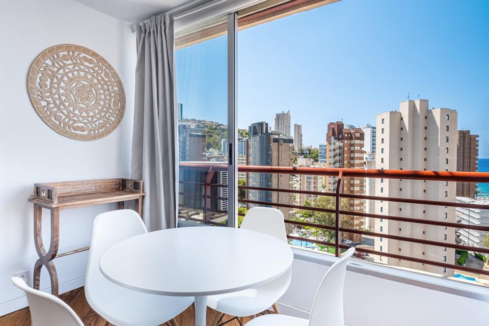 Day, View (from property/room), Dining area, City view