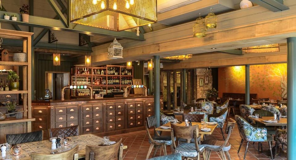 Restaurant/places to eat, Food and drinks, Banquet/Function facilities, Seating area, Drinks