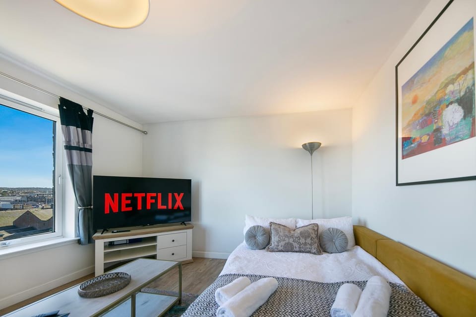 Bed, TV and multimedia, Bedroom, towels