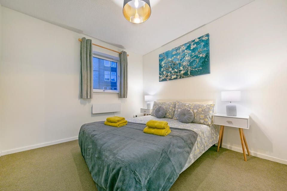 Bed, Bedroom, towels