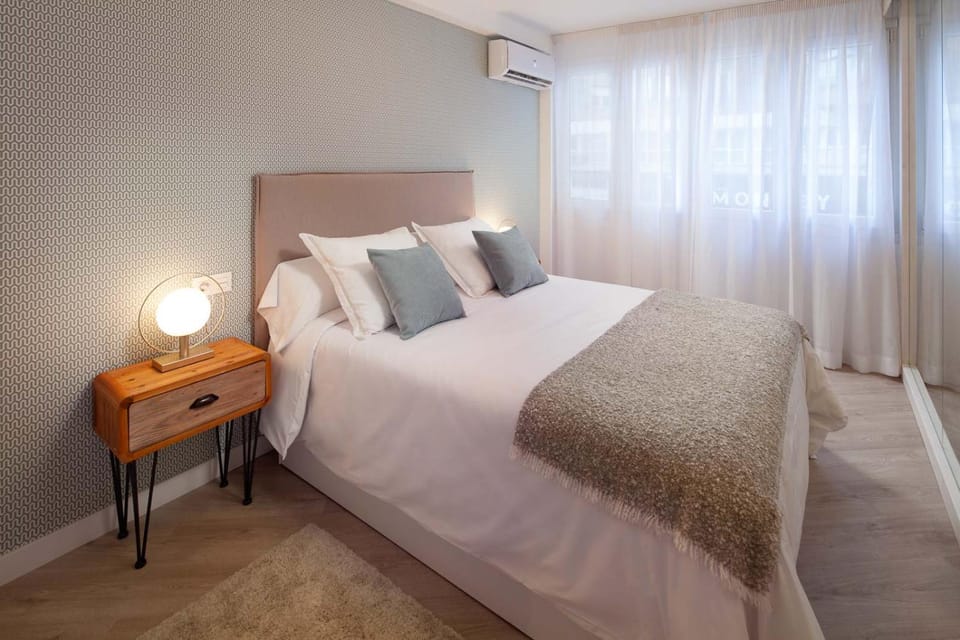 Photo of the whole room, Bedroom