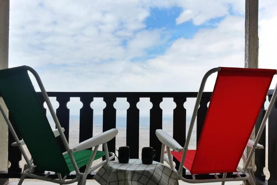 Natural landscape, Balcony/Terrace, Landmark view