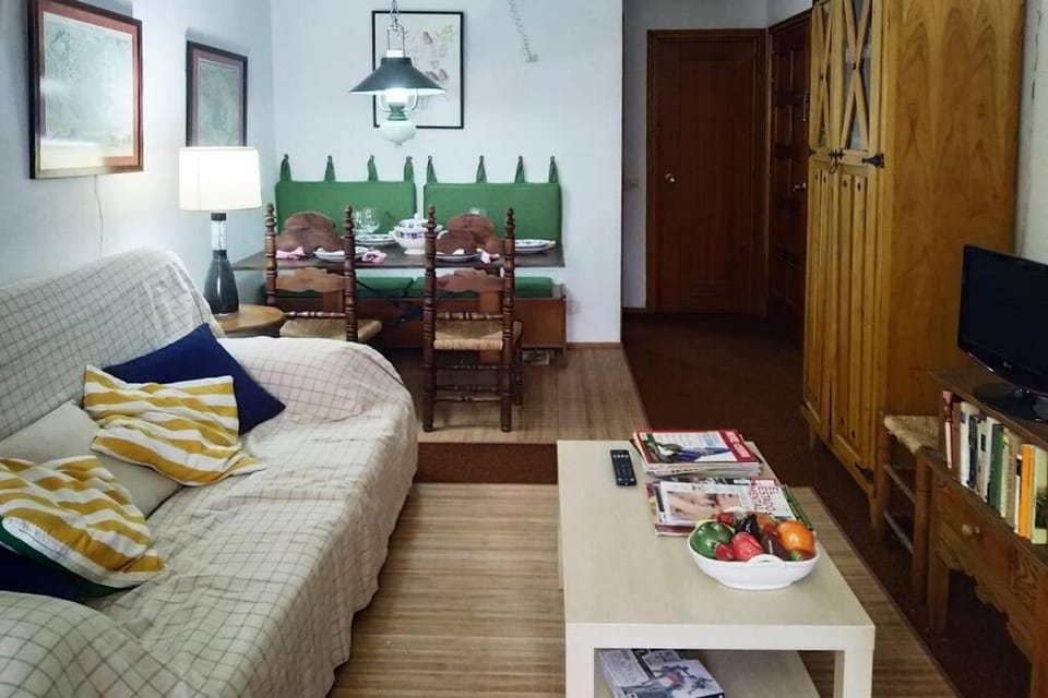 TV and multimedia, Living room, Photo of the whole room, Seating area, Dining area, Bedroom, wardrobe
