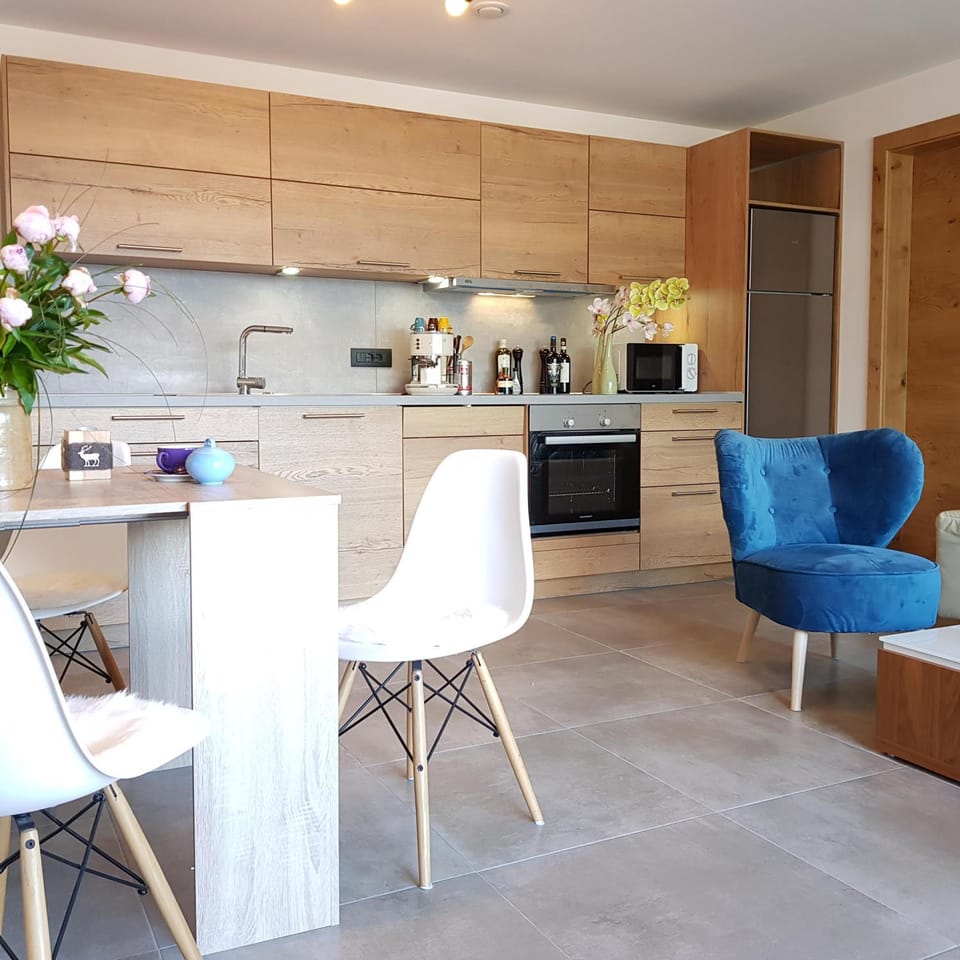 Kitchen or kitchenette, Dining area