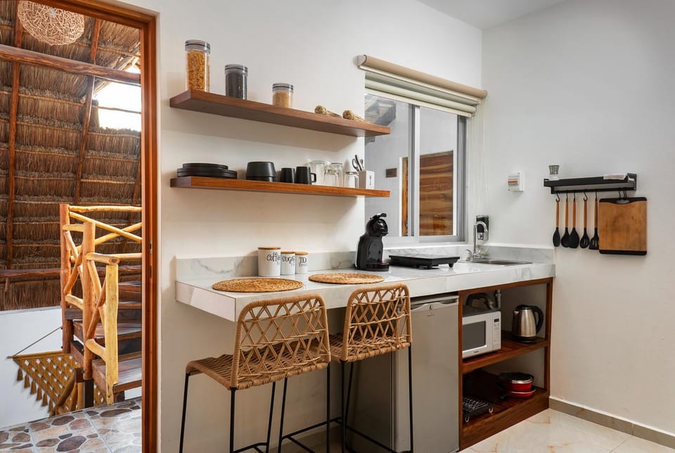 Coffee/tea facilities, minibar, kitchen