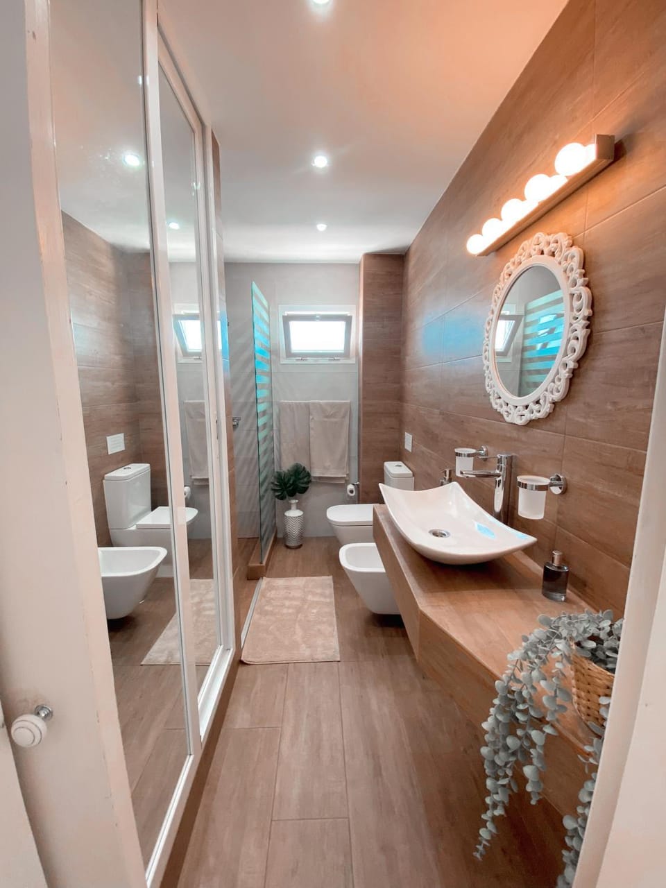 Shower, Toilet, Bathroom, Bath, bidet, towels