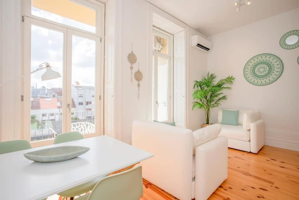 Liiiving in Porto - Downtown Balcony Studio Apartment in Porto