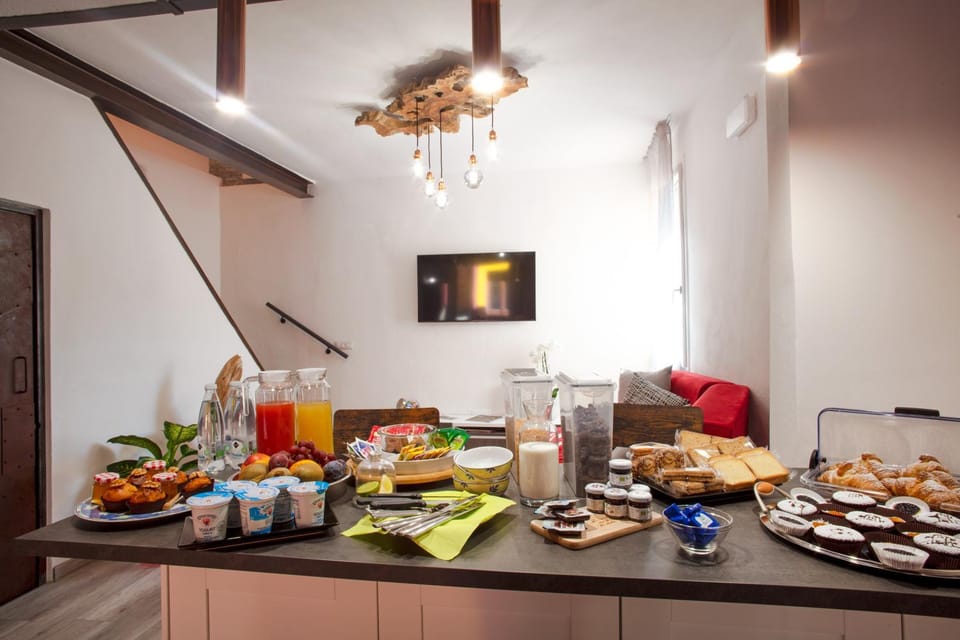 Kitchen or kitchenette, Food and drinks, Food, Breakfast, Continental breakfast, Buffet breakfast, Drinks