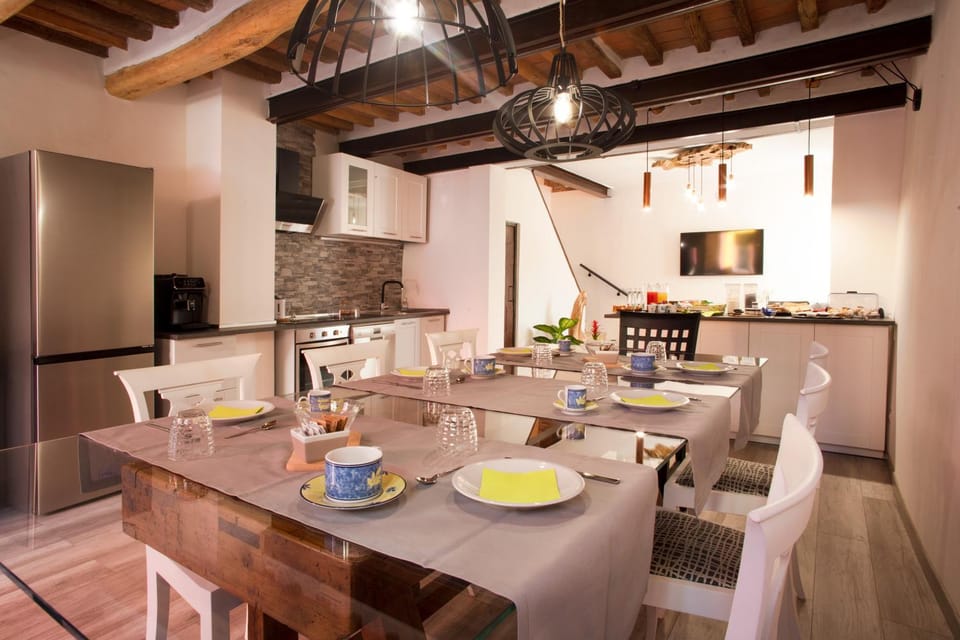 Living room, Food and drinks, Seating area, Dining area, Food