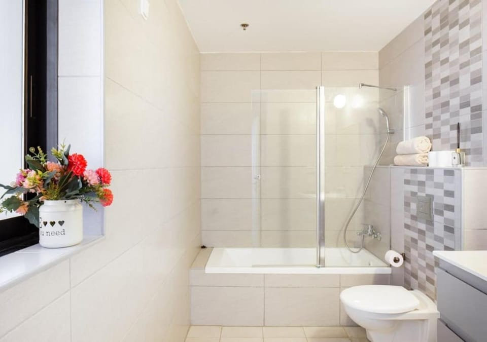 Shower, Toilet, Bathroom, Bath