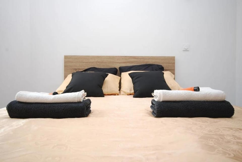 Bed, towels