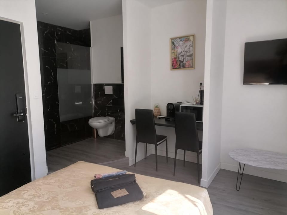 Bathroom, TV and multimedia, Bedroom, towels