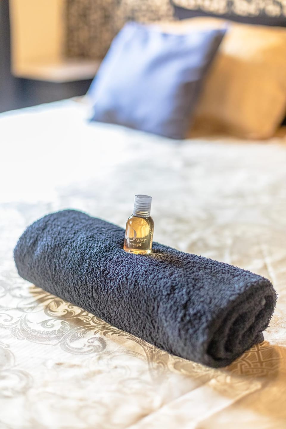 Bed, towels