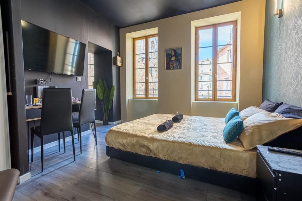 Bed, TV and multimedia, Photo of the whole room, Seating area, Bedroom