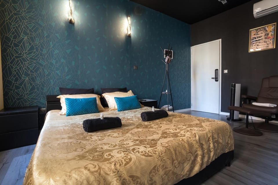 Bed, Bedroom, towels, air conditioner