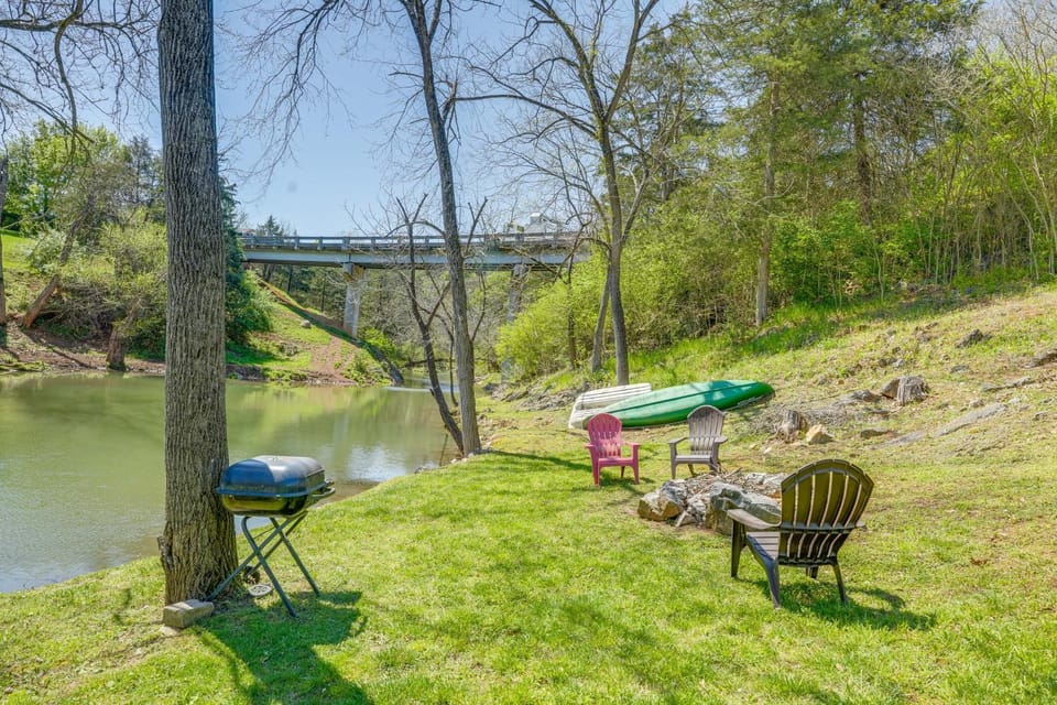 Waterfront Virginia Retreat w/ Canoe, Pets Welcome Apartment in Shenandoah Valley