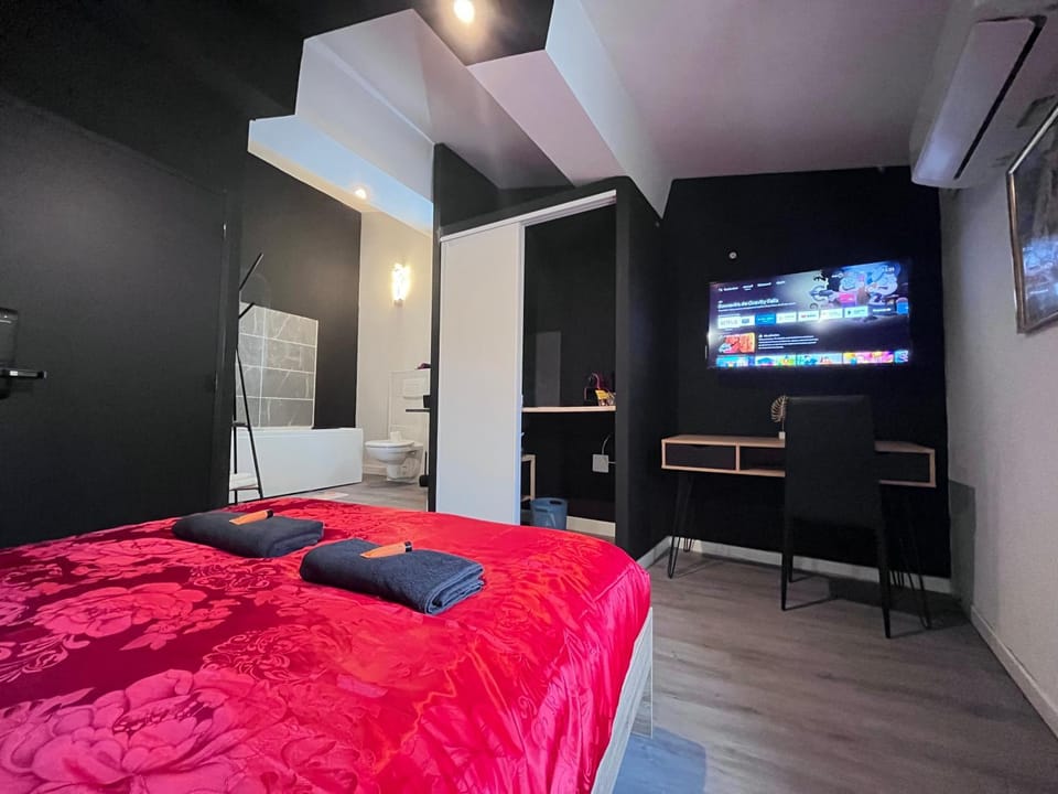 TV and multimedia, Photo of the whole room, Bedroom