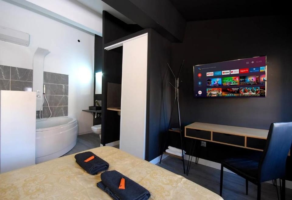 Toilet, Bed, Bathroom, TV and multimedia, Photo of the whole room, Bath