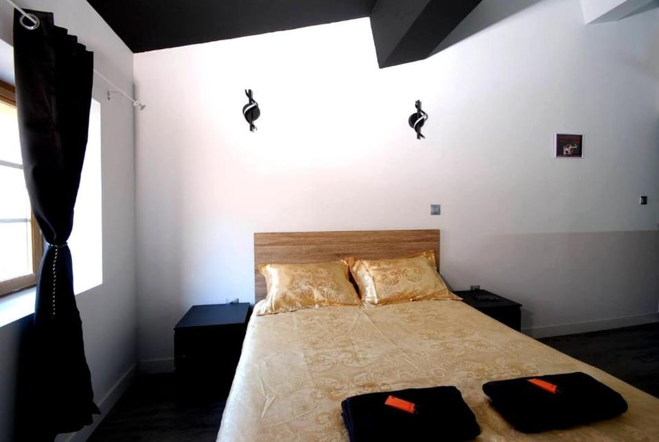 Bed, Bedroom, towels
