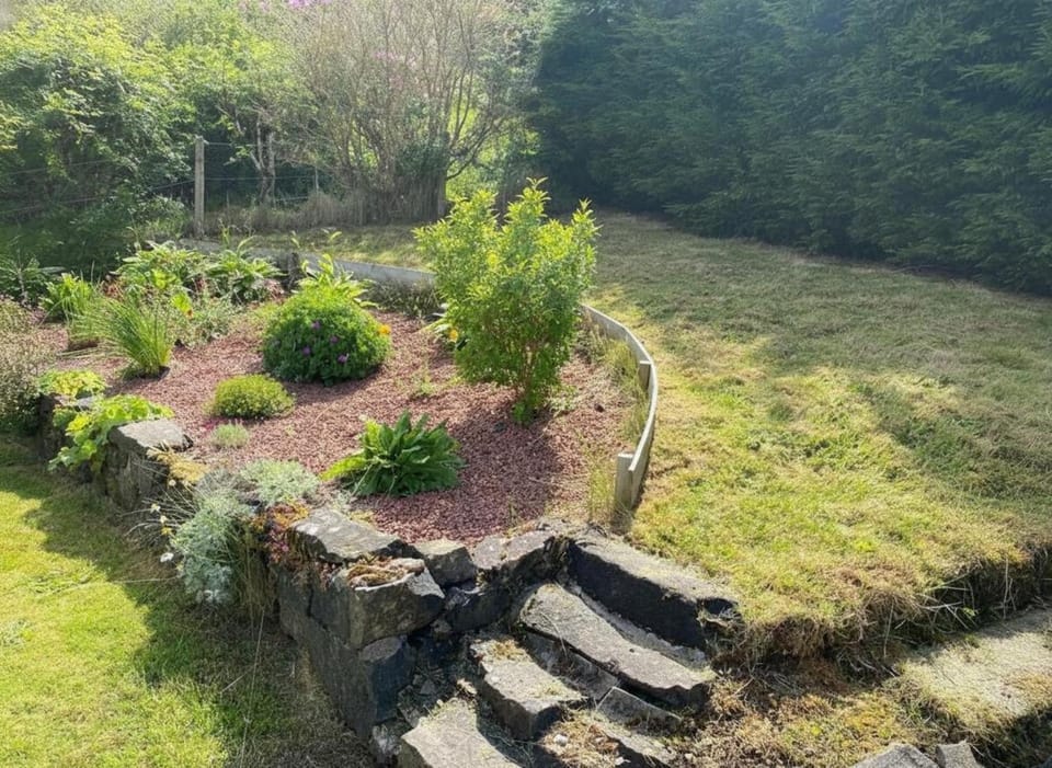 2 Bedroom Sleep 4 House - Private Garden House in Portree