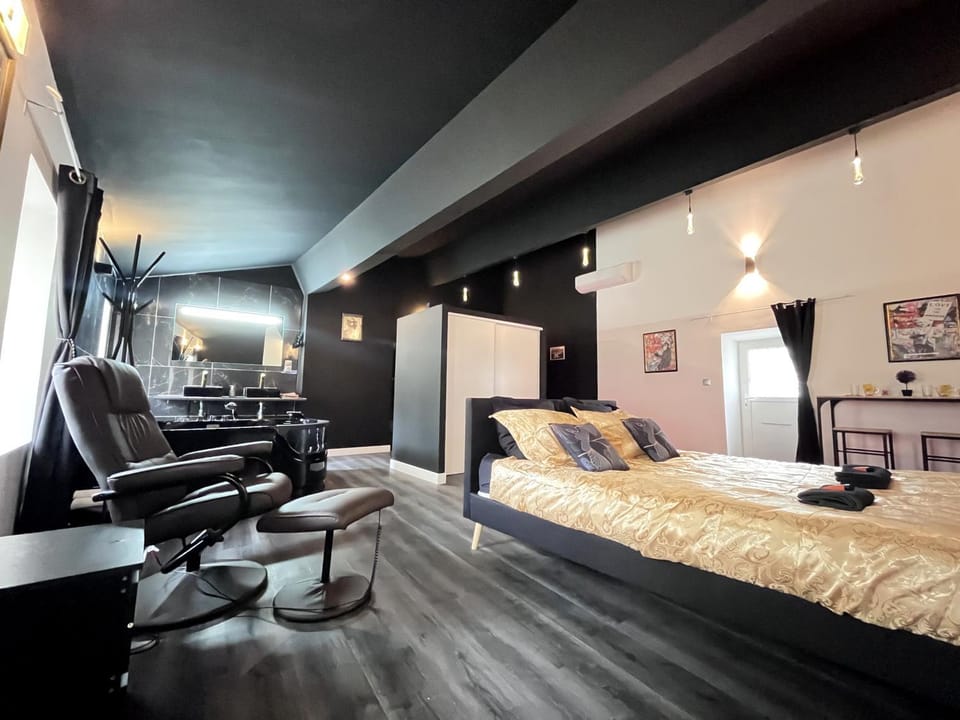 Photo of the whole room, Bedroom