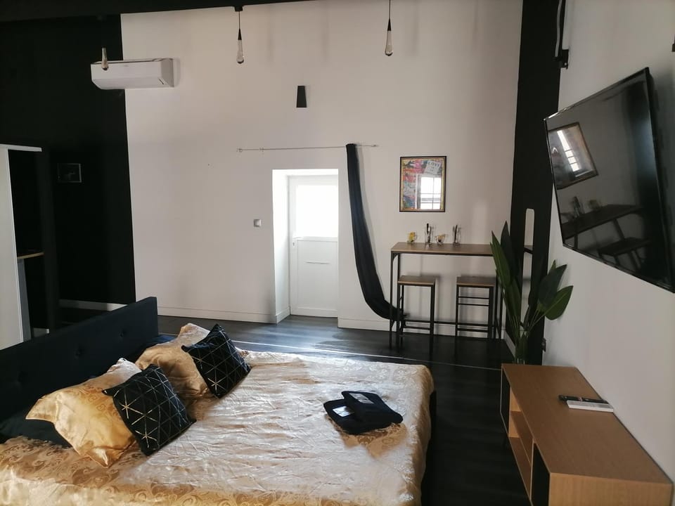 Bed, TV and multimedia, Dining area