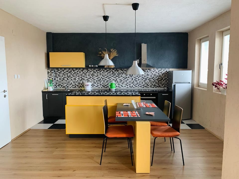 Kitchen or kitchenette, Dining area