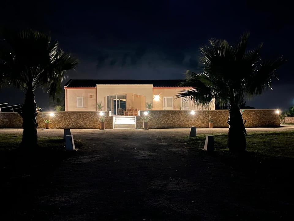 Property building, Night, Garden, Garden view, Internal: Not applicable to any particular room