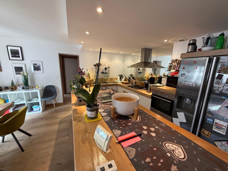 Kitchen or kitchenette, Food and drinks, Seating area, oven, stove