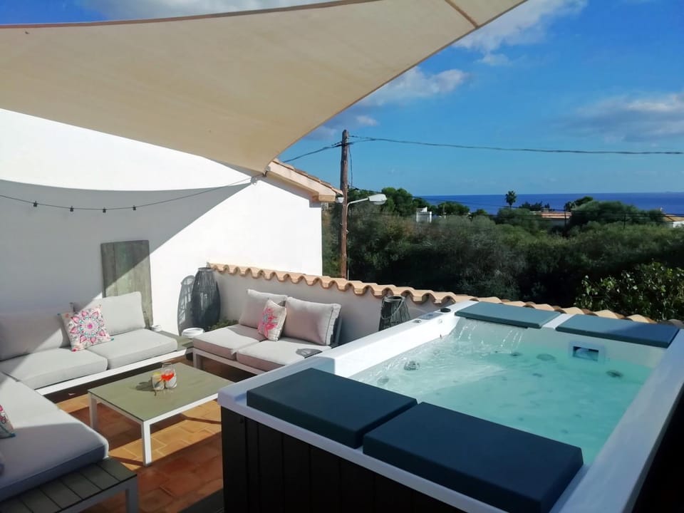 Hot Tub, Balcony/Terrace, Balcony/Terrace, Seating area, Sea view, Swimming pool, sunbed