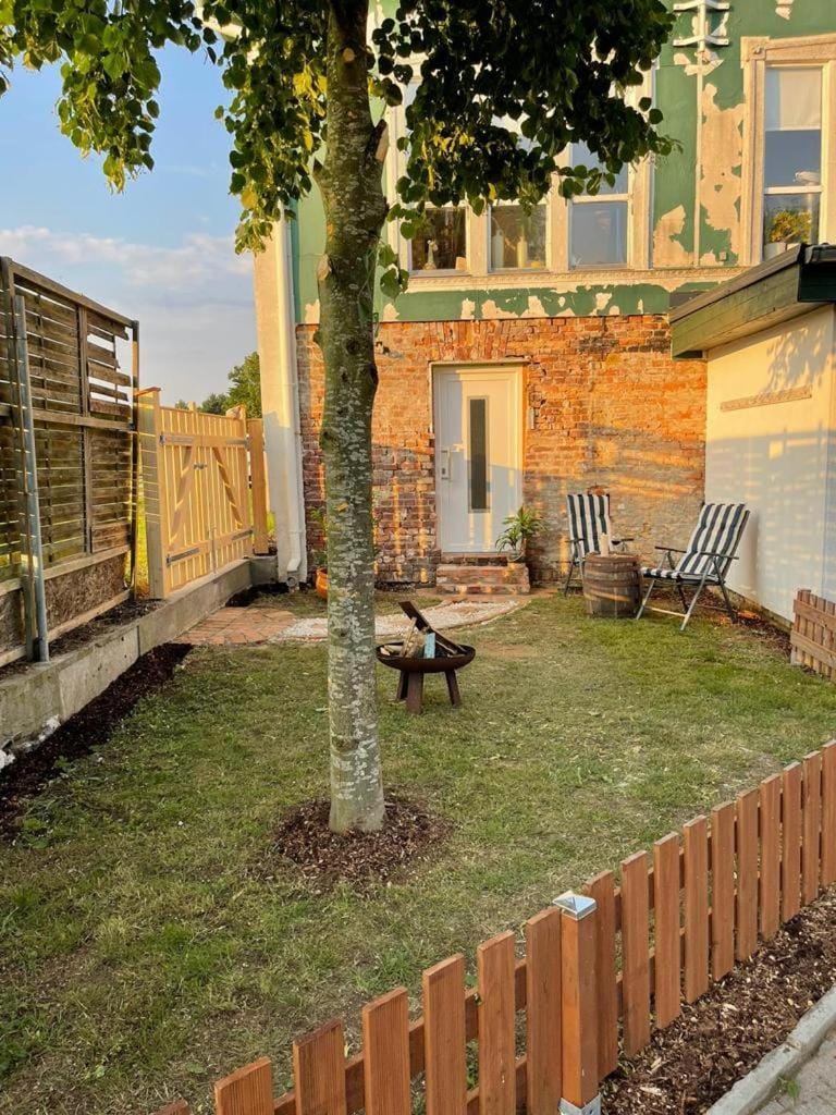 Property building, Patio, Facade/entrance, Garden