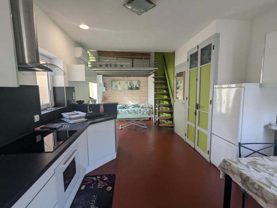 STUDIO CLIMATISE avec MEZZANINE au calme avec terrasse et parking idéalement situé pour tout faire à pied ! Apartment in French Riviera