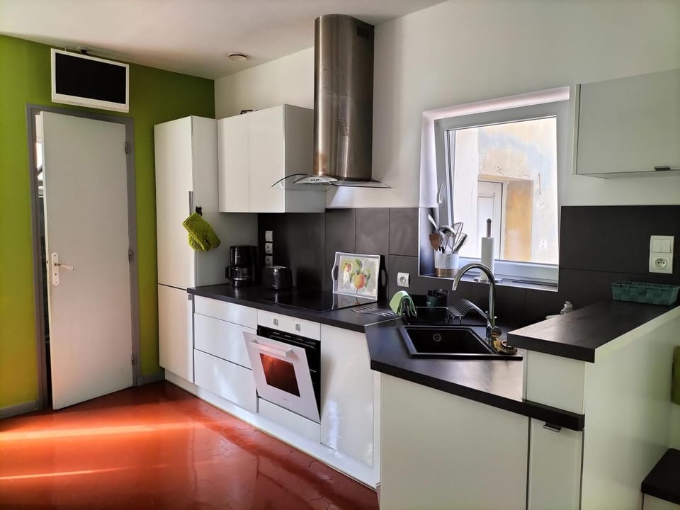 STUDIO CLIMATISE avec MEZZANINE au calme avec terrasse et parking idéalement situé pour tout faire à pied ! Apartment in French Riviera